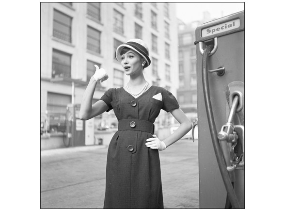 Anna Karina at the gas station [2]