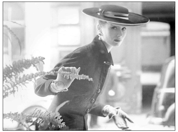 Suzy Parker with a spring hat